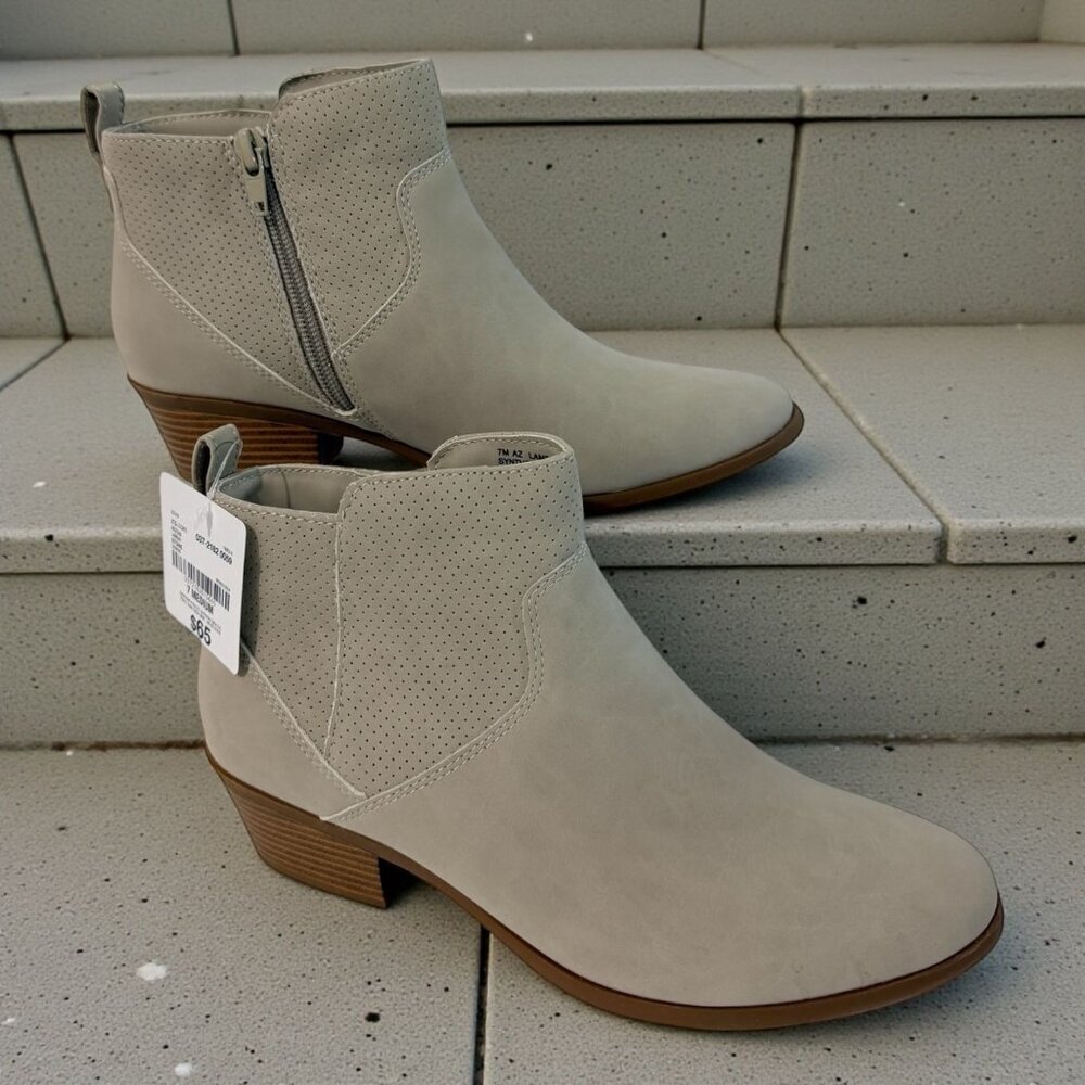 Arizona Jean Co. Womens Beige Faux Suede Ankle Booties With Side Zippers & Stack
